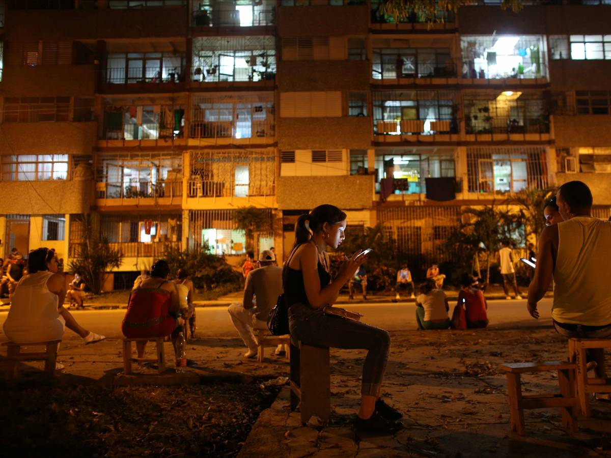 夜晚，在公共场所上网的古巴民众