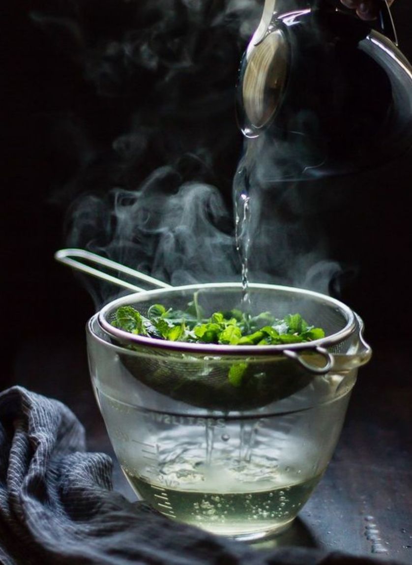 将采摘的嫩艾草脱水干燥后制成艾草茶,日常像泡茶一样加入沸水冲开