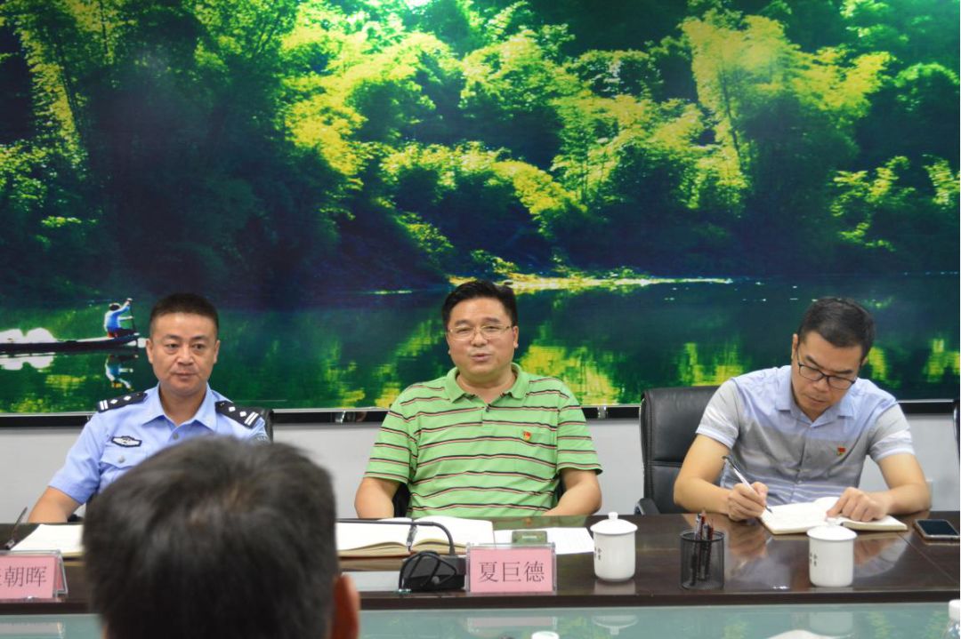 市委常委,政法委书记夏巨德(中),市政府副市长,市公安局局长张朝 (