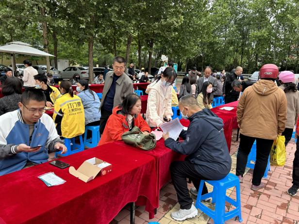 零工微服务就业不远行德州天衢新区零工市场人才大集火热开展
