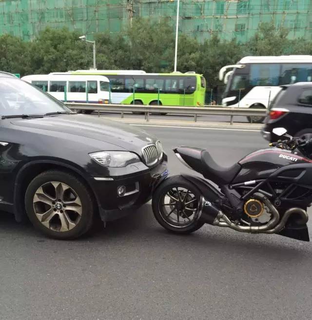 京a杜卡迪被宝马x6追尾,宝马女下车就骂:你们骑车的就该被撞死!
