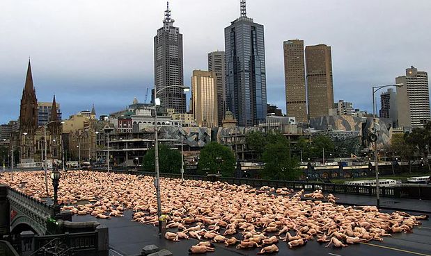 现场图!今天墨尔本千人裸体拍大片,大家都放飞自我了