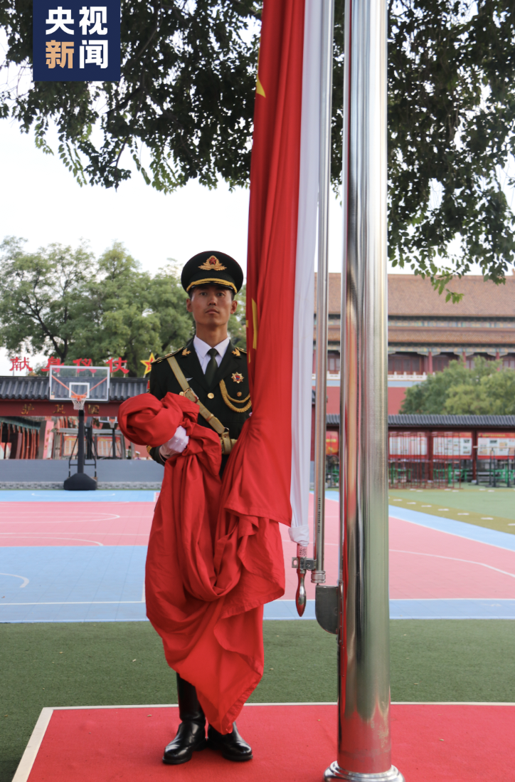 为把国旗升好,他每天挥臂1300次!_