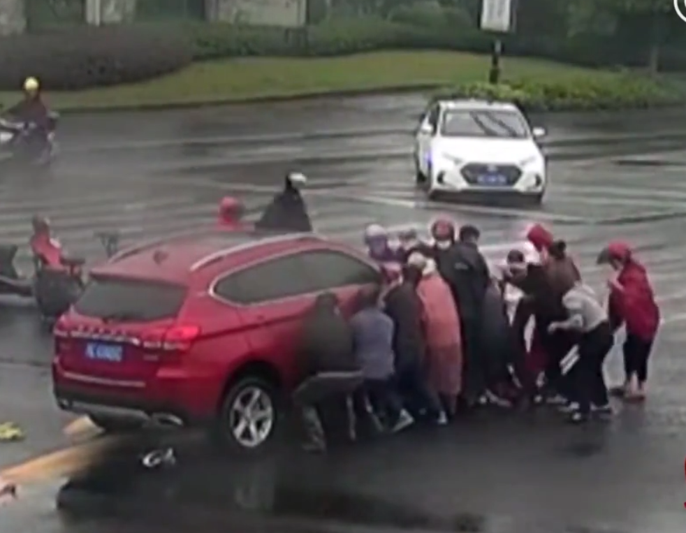 揪心|17人！110秒！大雨中这一幕让人揪心又暖心