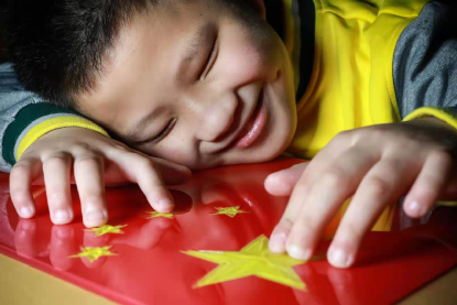 这个孩子触摸国旗的表情让人泪目