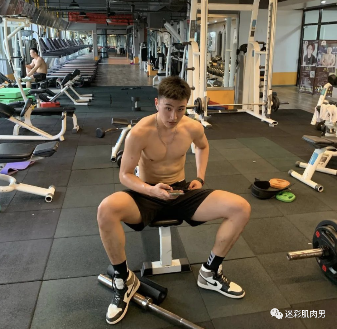 198CM体育小哥哥，这枚00后的山东男人太可啦