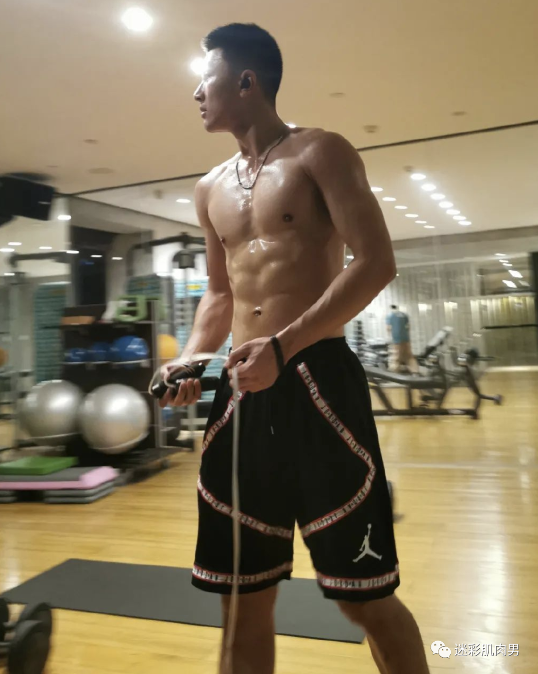 198CM体育小哥哥，这枚00后的山东男人太可啦