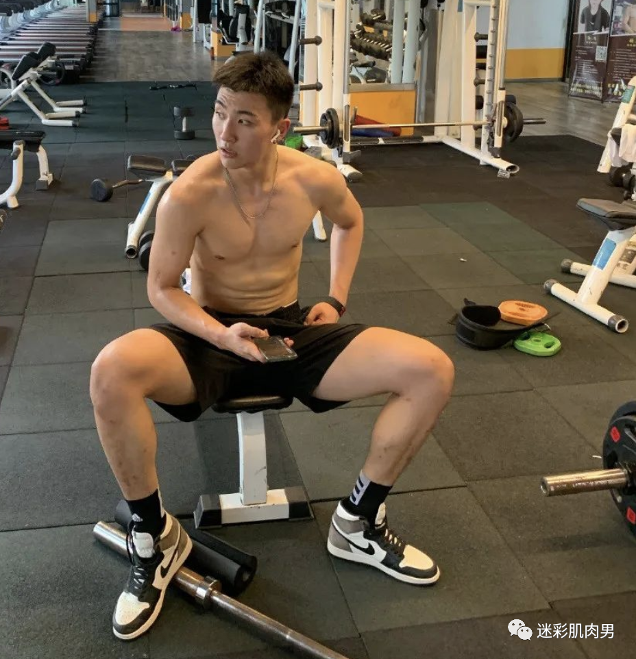 198CM体育小哥哥，这枚00后的山东男人太可啦
