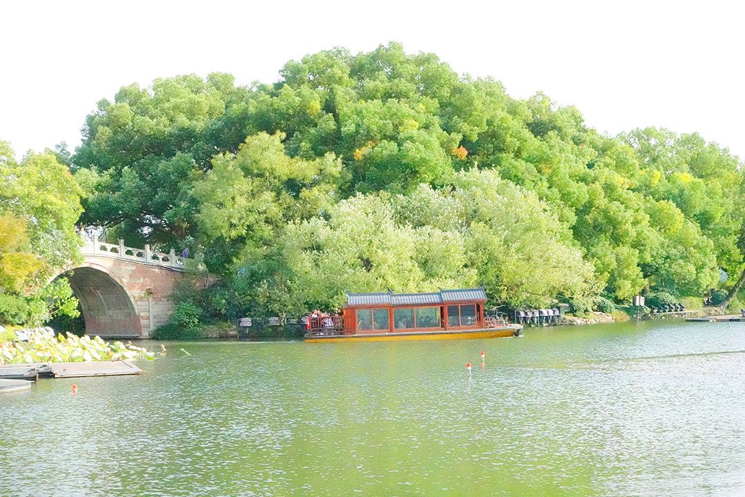 平湖映秋月最忆是杭州