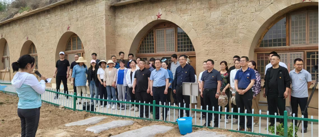 我校开展“种好党员责任田、守好党建主阵地”主题党日活动 第 2 张