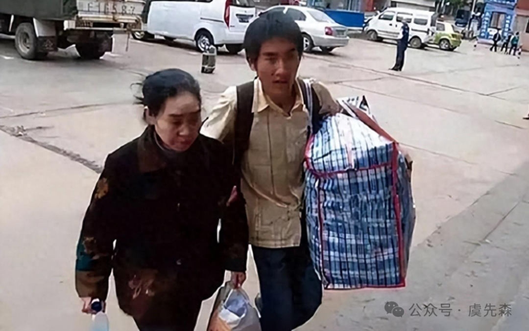 千里背母上学的他现在怎么样了,16年前，他千里背母上大学，被誉为贵州第一孝子，如今..