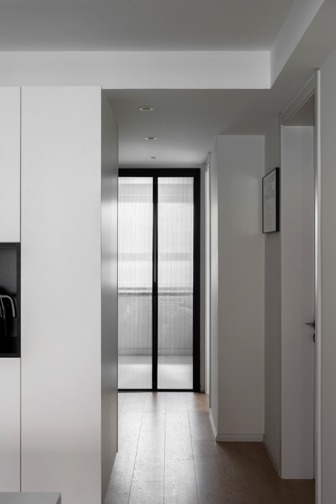 长虹玻璃材质将透过厨房窗户的自然光线引入长走廊,与客厅阳台一起