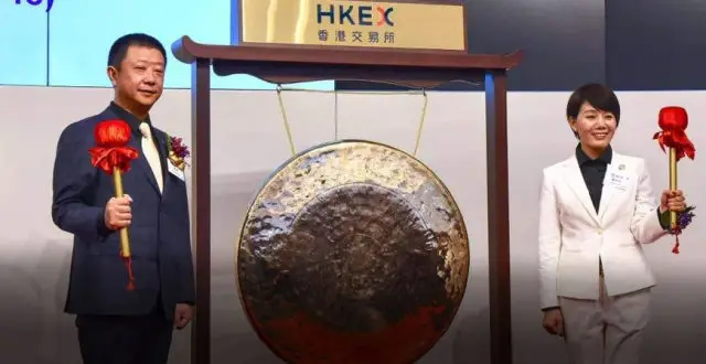 打工妹最强逆袭：海底捞服务员任CEO，月薪120到身家125亿