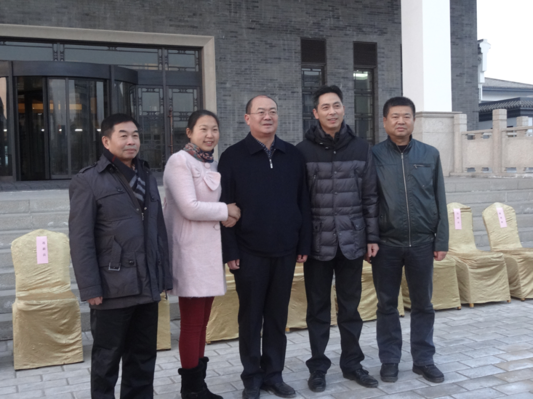 2013年援疆结束时和同事合影