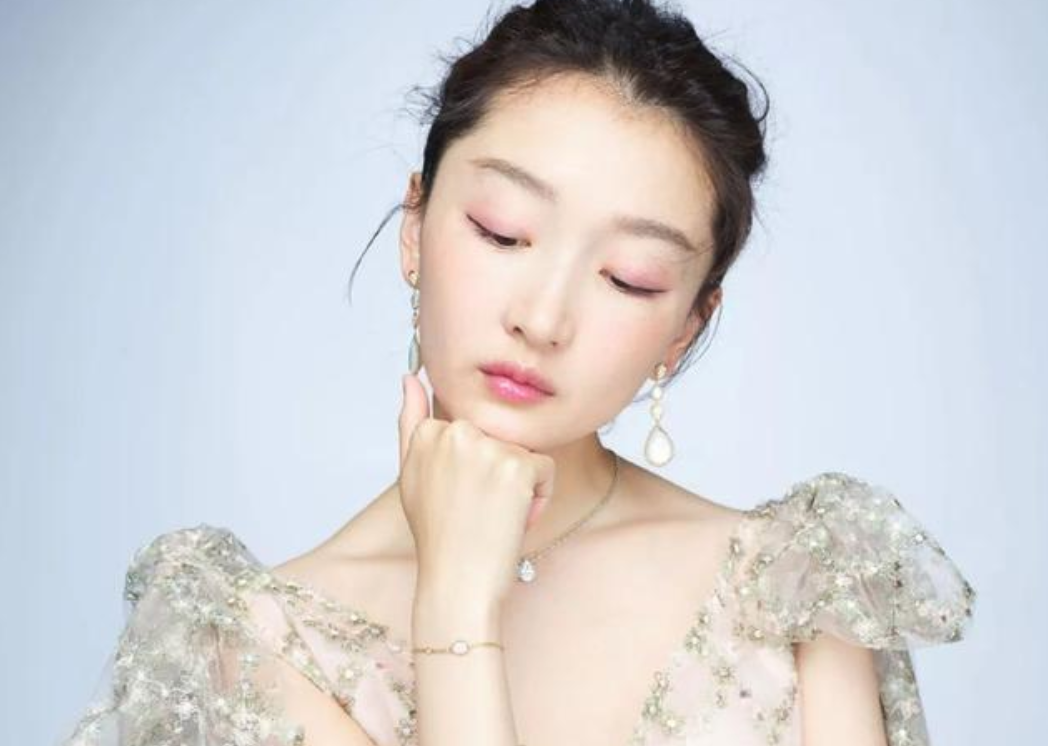 娱乐圈新闻周冬雨_周冬雨新闻发布会视频_周冬雨新闻联播