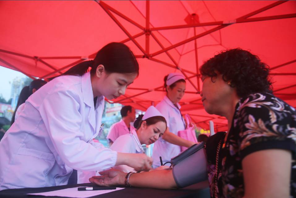 我院积极参加全市万名医师医疗卫生健康扶贫大型义诊活动