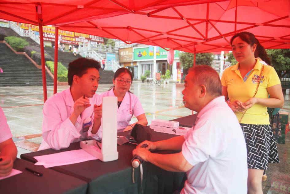 我院积极参加全市万名医师医疗卫生健康扶贫大型义诊活动