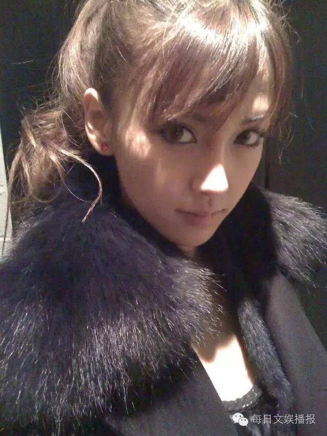 早期的baby皮肤真的好黑啊,而且脸上任何地方的阴影都打得很重,用力过