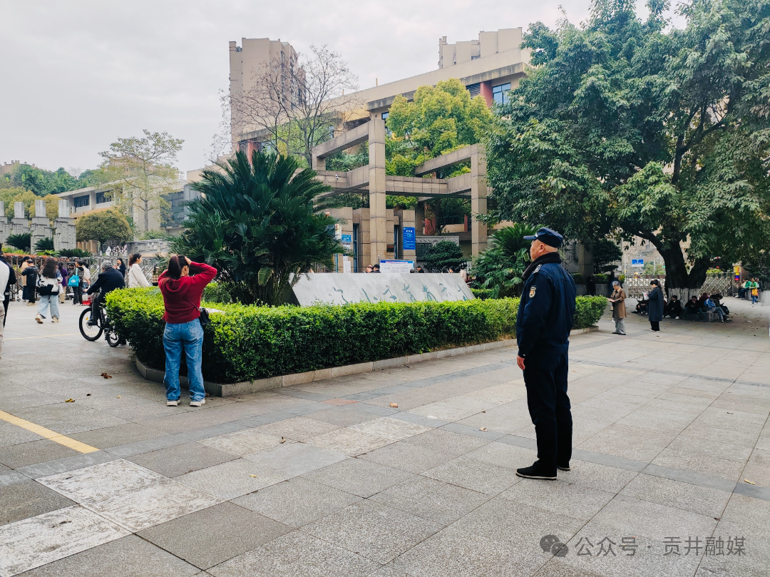 在校门口值守 (2).png