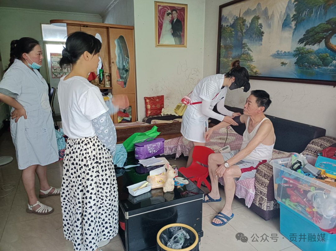 医疗-家庭医生为高龄、失能、行动不便等居家老人提供巡诊上门医疗服务.png