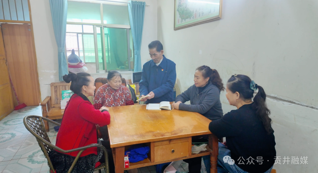和家人商量儿童之家的活动开展.png