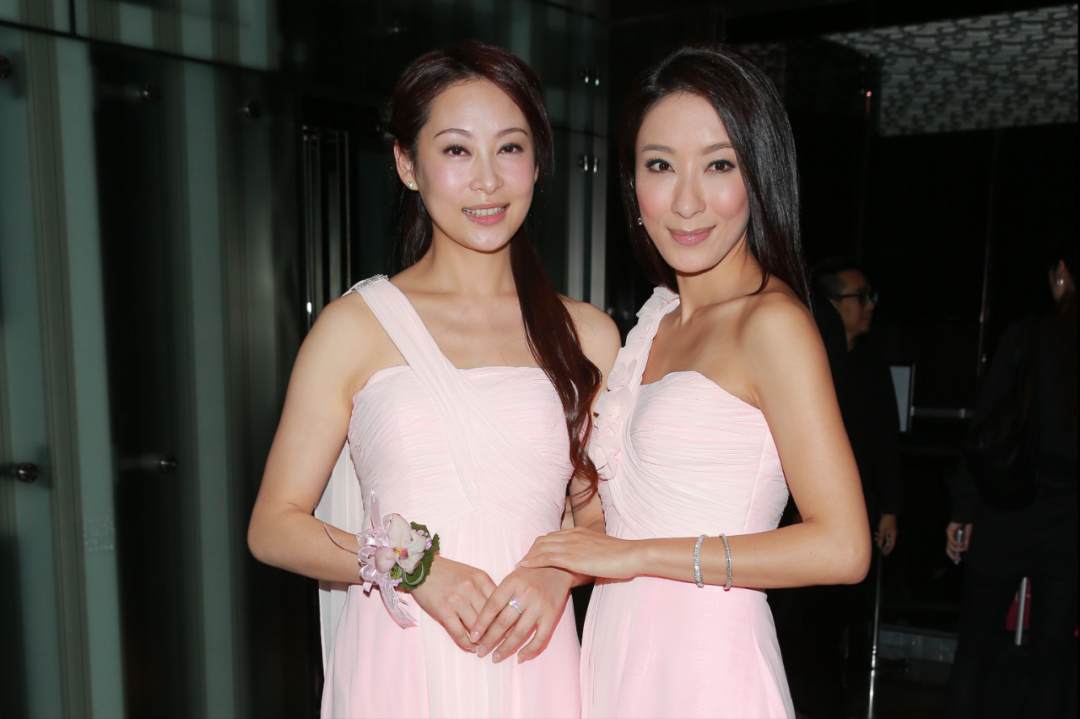 46岁最强后母和视后妹妹低调回湛江祭祖