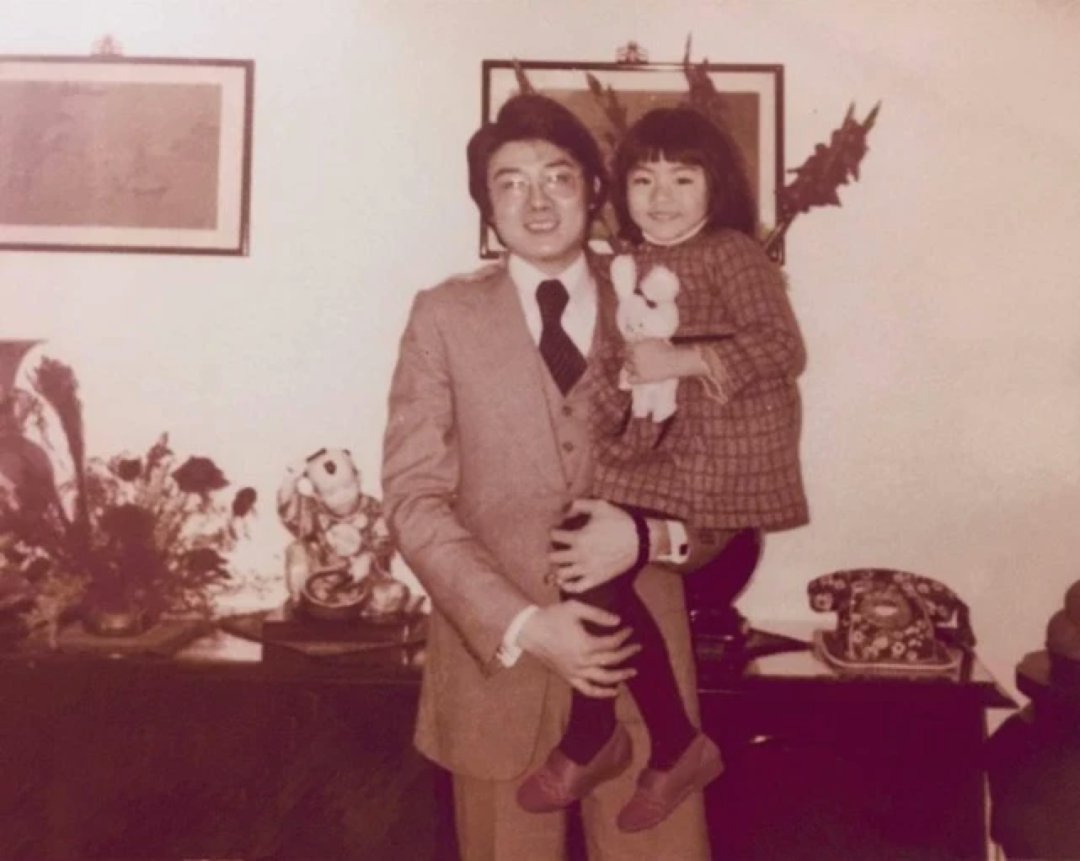 很多人都知道,陈慧琳家境显赫,父亲陈崇伟是香港最大的珠宝商,妈妈曹