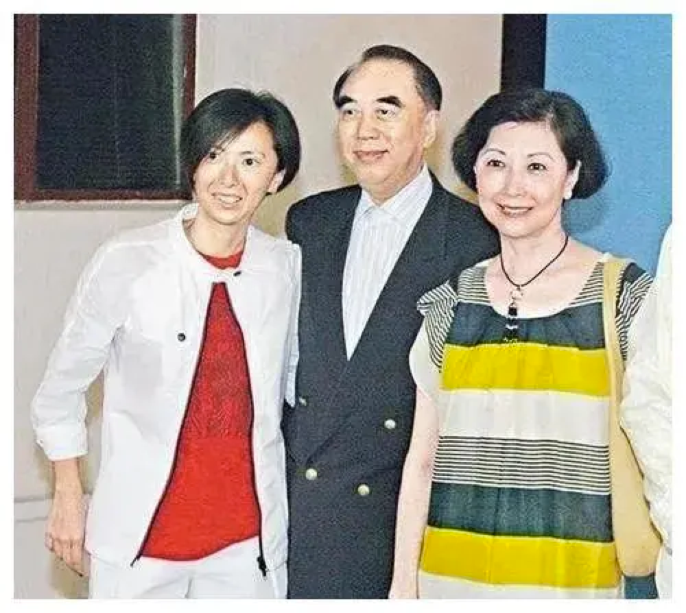 在入行后她毫不避讳地对外公布了恋情,不少媒体都评价男方配不上