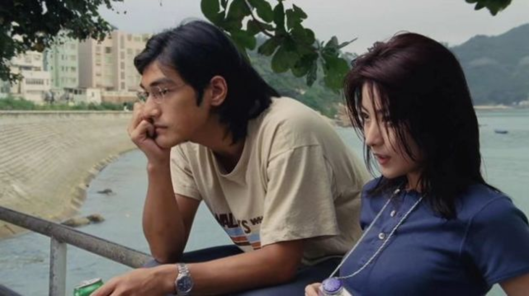 51岁冻龄天后复出舞台大秀长腿