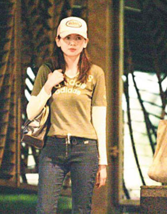 被拍到两人相约看电影,不过后来盛品儒又与前亚姐冠军吕晶晶传出绯闻