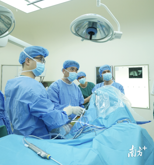 赵立连正在为患者进行手术