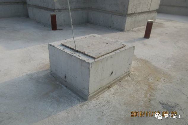 三, 屋面混凝土反坎 女儿墙及风井等出屋面构筑物根部砼坎质量:付度