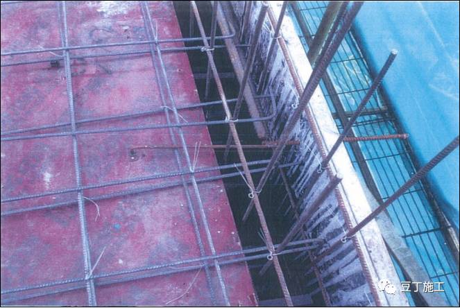 外边剪力墙上口防涨模加固5)墙位置矫正待模板安装完毕后,进行墙体