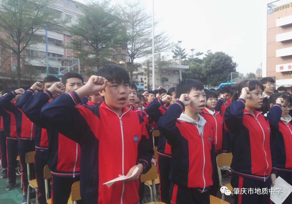 却又显得低调且百搭鼎湖中学黑白的身影走在这绿色的草坪上或三五成群