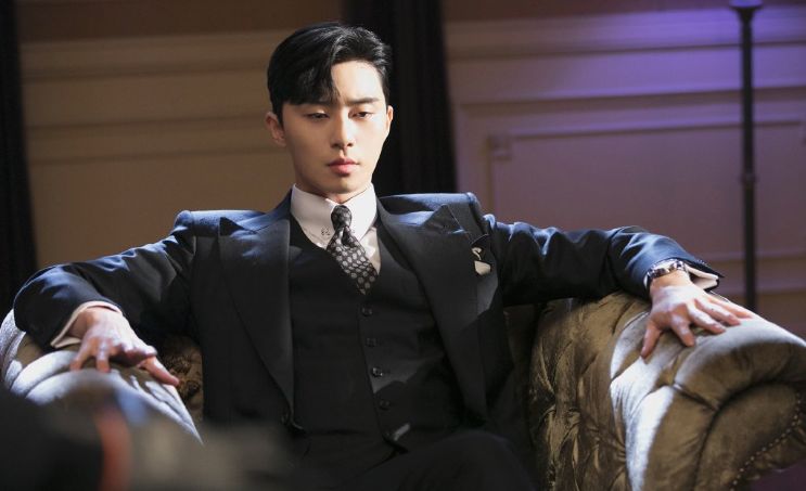 大家来感受一下最近热播的韩剧《金秘书为何那样》里的男主角李英俊