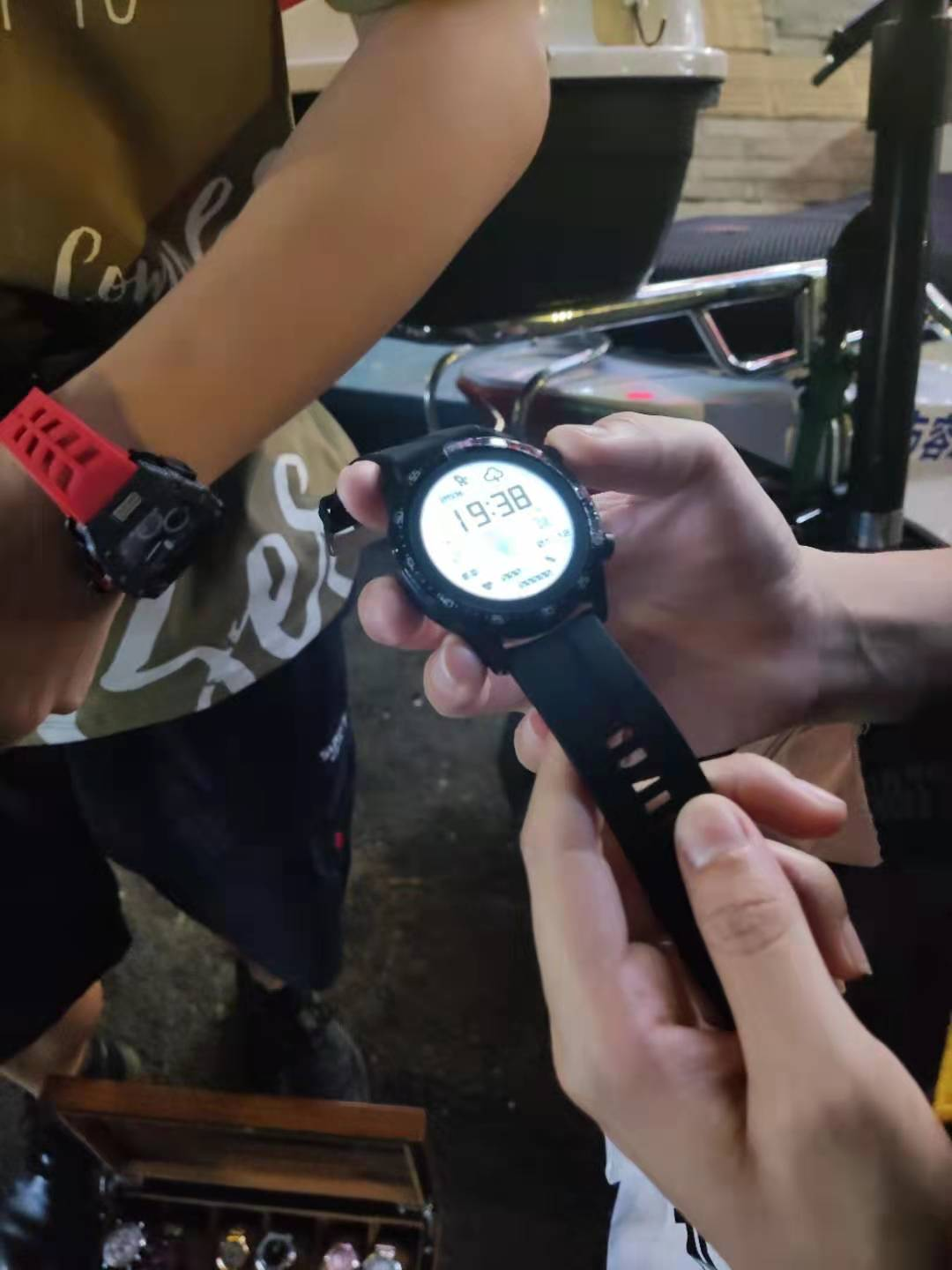 花一百多元，能在華強北“鬼市”里充分滿足虛榮心？-鋒巢網