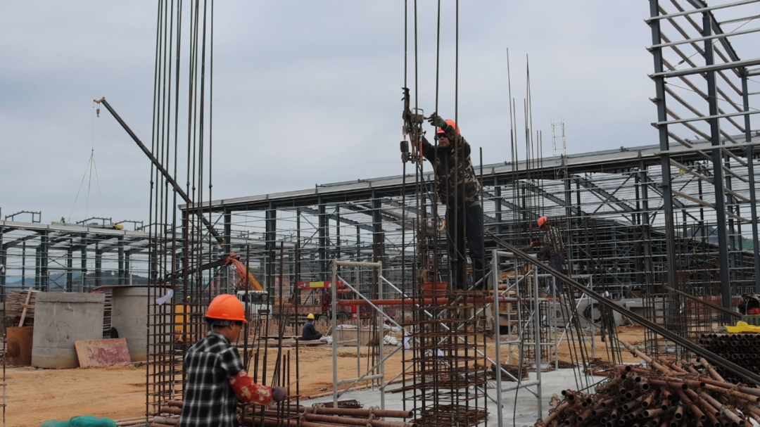 何世恰到广西源峰高档家具及新型环保人造革装饰面料项目建设工地调研