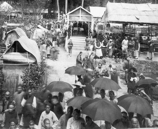 晚清成都将花会改为劝业会。照片为1911年第四次劝业会,会场在青羊宫和二仙庵之间。我们可以看到临时搭的展览棚。当时任教于四川高等学堂的美国人那爱德(Luther Knight)所摄