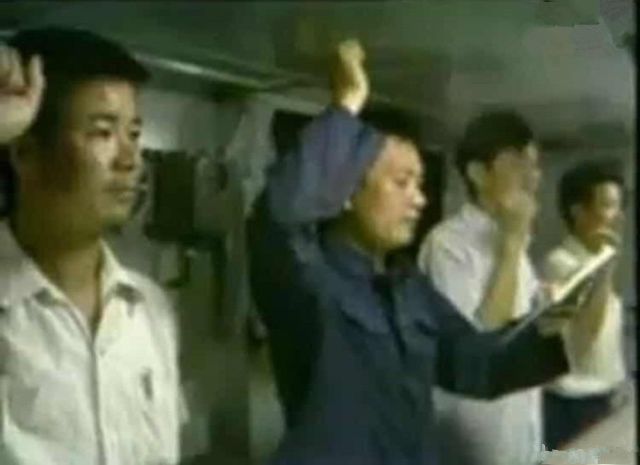 队员宣誓,朱绍云(左二)领誓,李楚群(左一)监誓