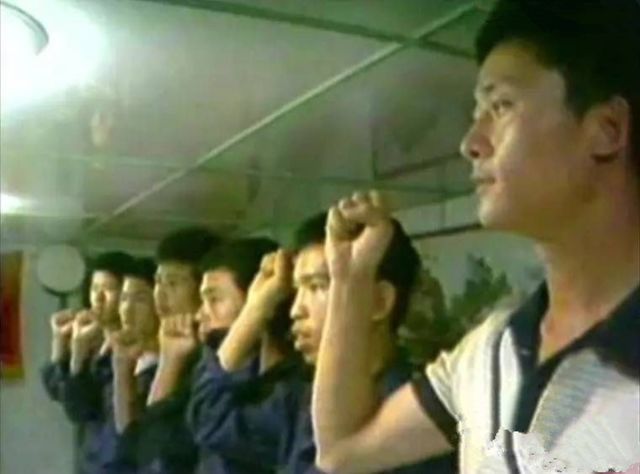 第二批队员宣誓,右一位杨志亮(荣立一等功)