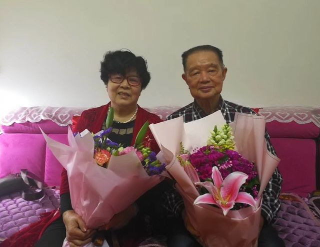 今天早晨,朋友们给陈伟文夫妇送去鲜花