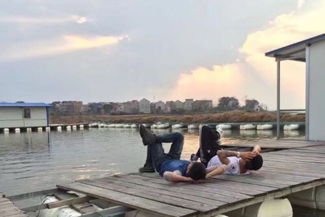 在家里的湖边