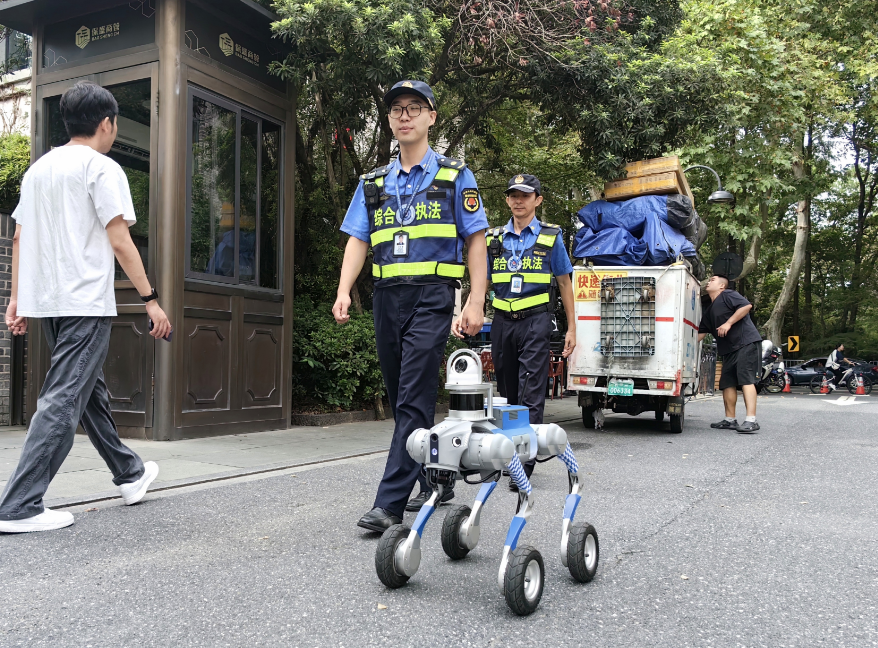Members of the Qingbo subdistrict comprehensive administrative law enforcement team in Hangzhou, East China's Zhejiang Province, patrol Nanshan Road with an AI-powered robot dog, on October 2, 2025. Photo: Courtesy of Qingbo subdistrict office