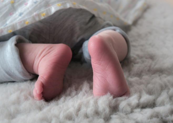 为什么剪脐带要先夹住“咔嚓”一刀剪掉脐带，宝宝会疼吗？_https://www.jmylbn.com_新闻资讯_第4张