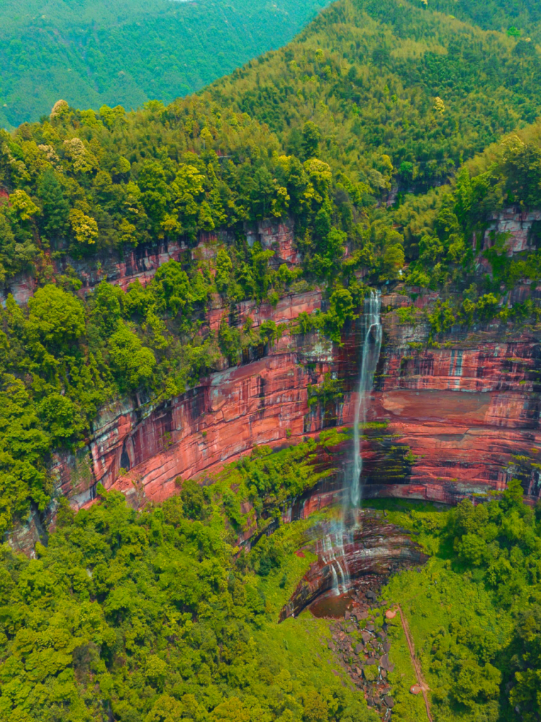 多米,高度达300多米,被称为"恐龙时代灭绝时发出的最后一封血色天书
