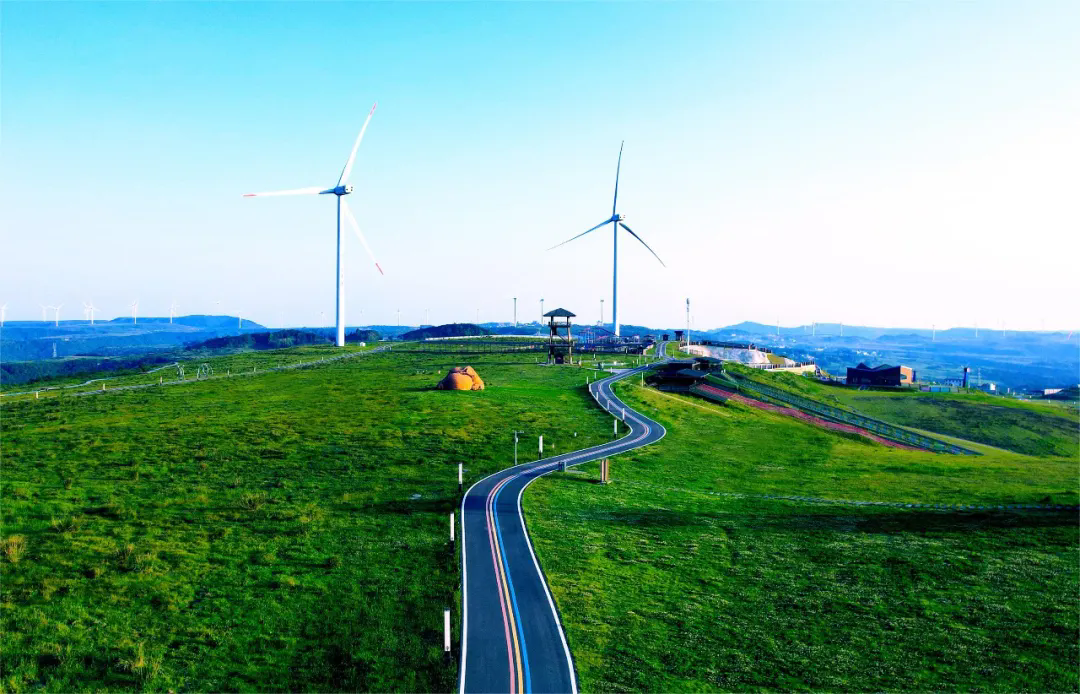 龙里油画大草原既有贵州高原的山峦叠峰,又有北方草原的悠远空旷.