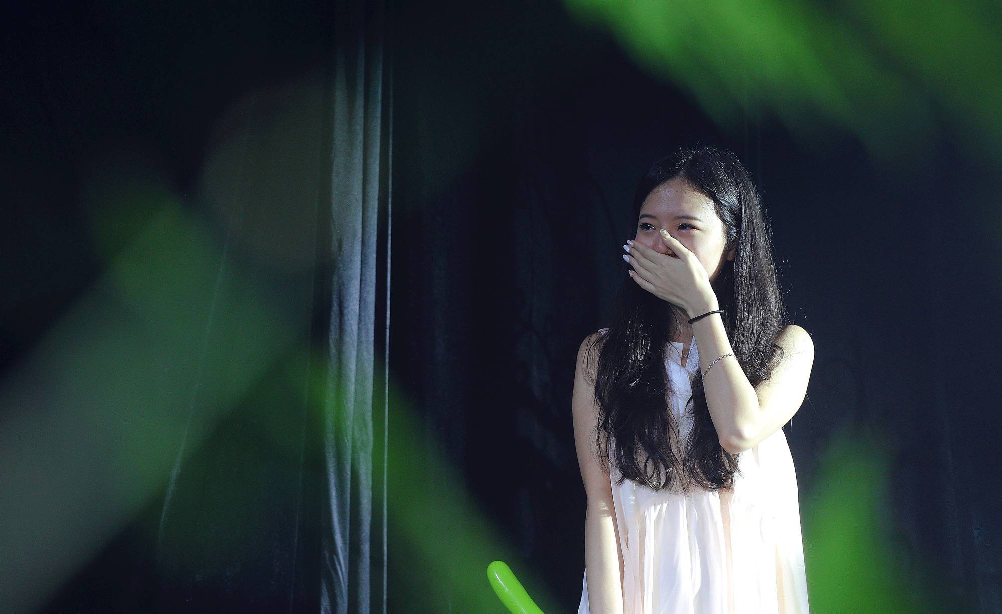 看着独白的钟小姐抑制不住留下眼泪