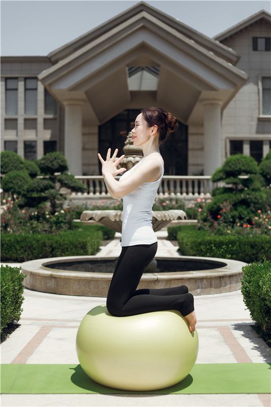 球瑜伽| 收腹、瘦身、按摩……瑜伽球原來還有這些妙用！ 生活 第16張
