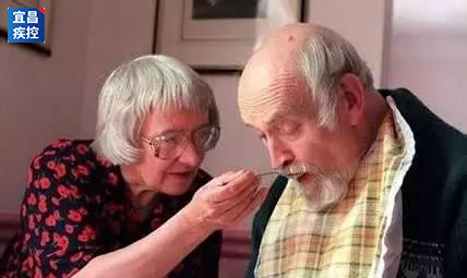 怎么看护瘫痪老人阿尔兹海默病（老年痴呆）有哪些表现？如何看护患者？_https://www.jmylbn.com_新闻资讯_第5张