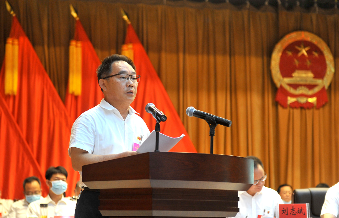 李学通作工作报告受市第六届人大常委会的委托,李学通向大会作瑞金市